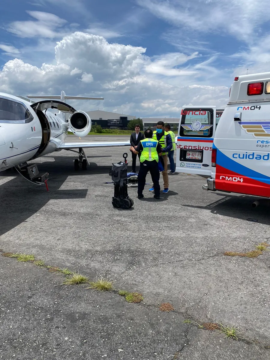 Learjet 35 ambulancia aérea con ambulancia terrestre en plataforma