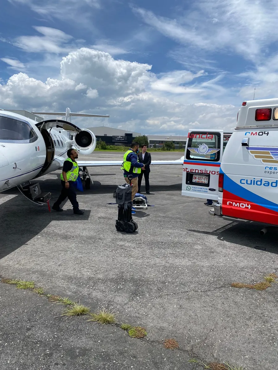 Transferencia de paciente de ambulancia aérea a terrestre