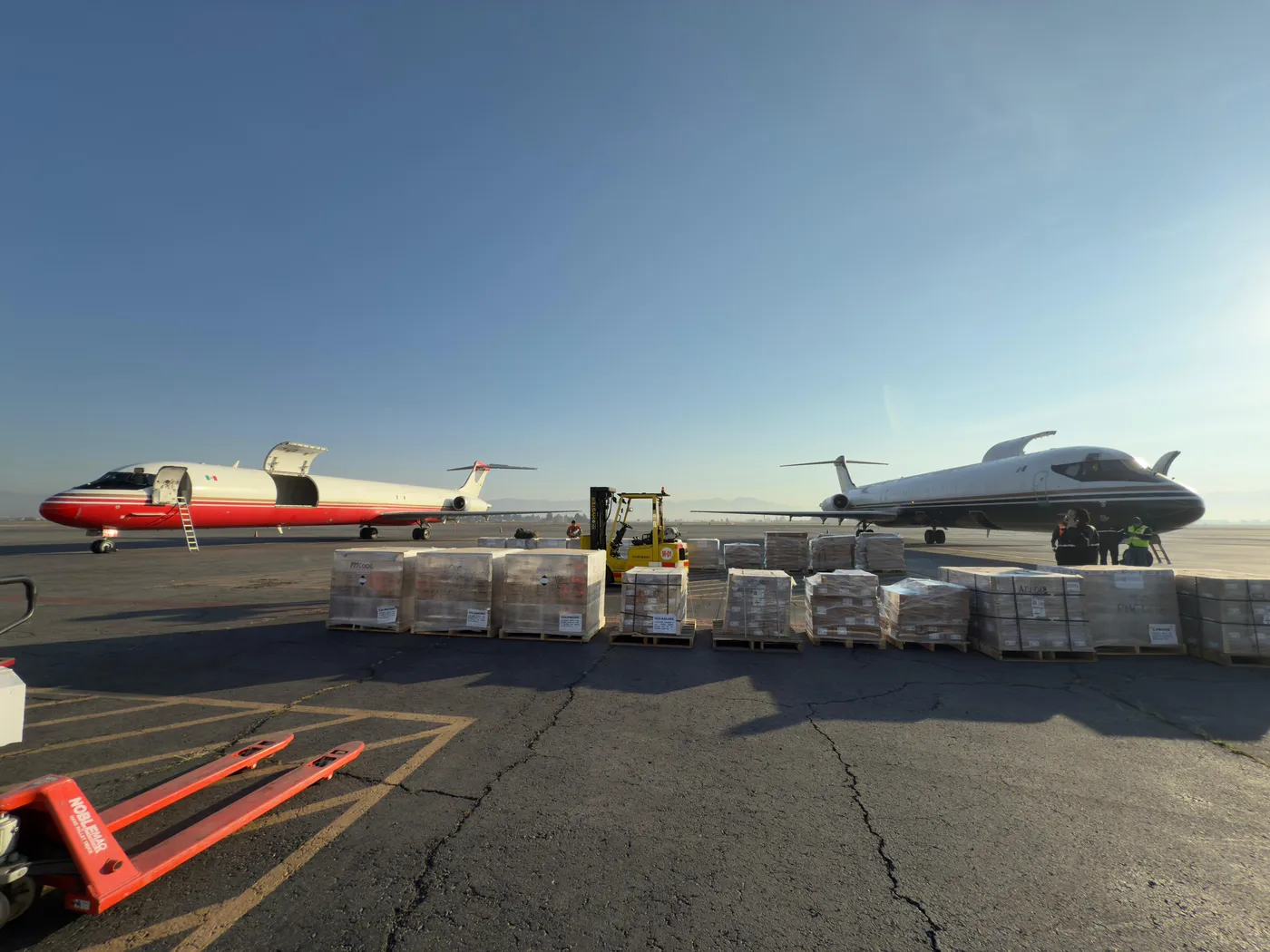 Dos aviones de carga con pallets en rampa