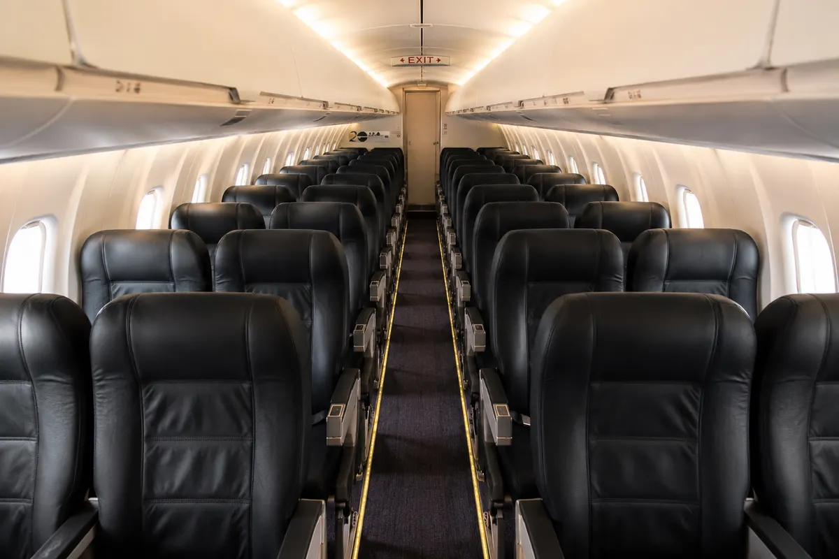 Interior de cabina del Bombardier CRJ-200 para charters de grupos