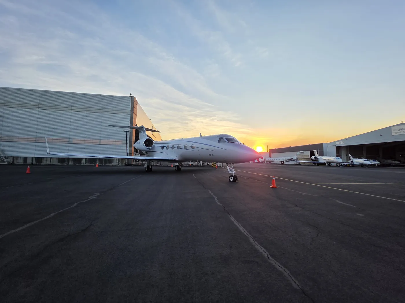 Jet privado al atardecer en plataforma