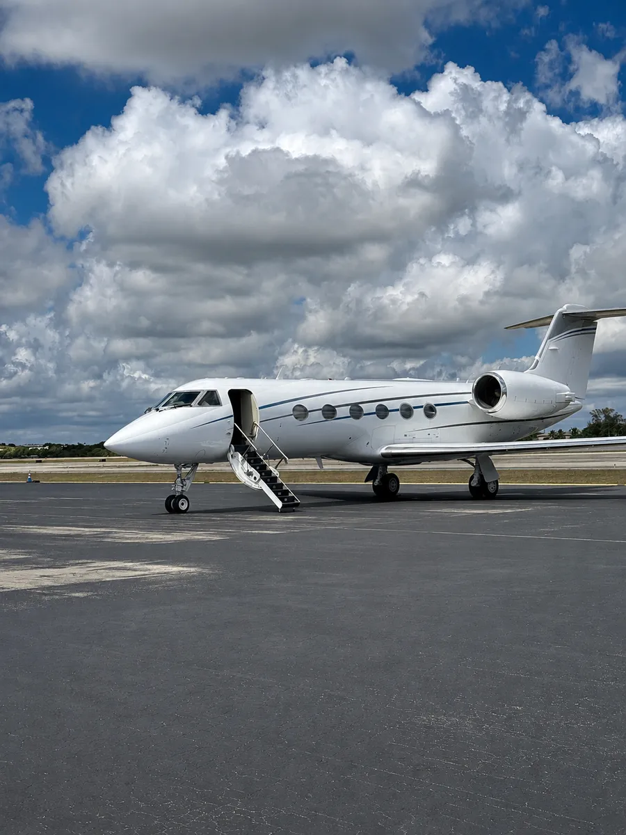 Gulfstream con escalera lista para abordar