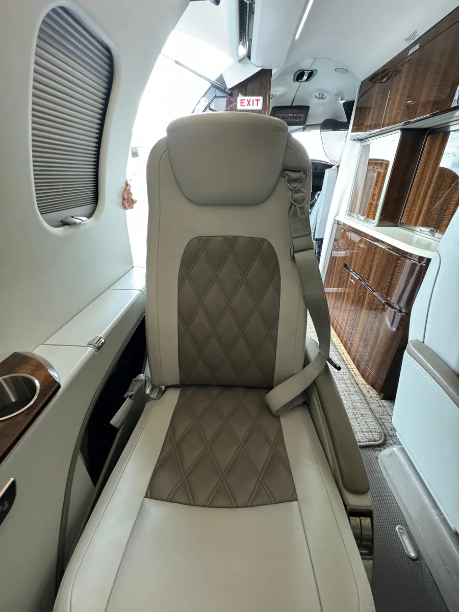 Interior de cabina de jet privado Learjet 75