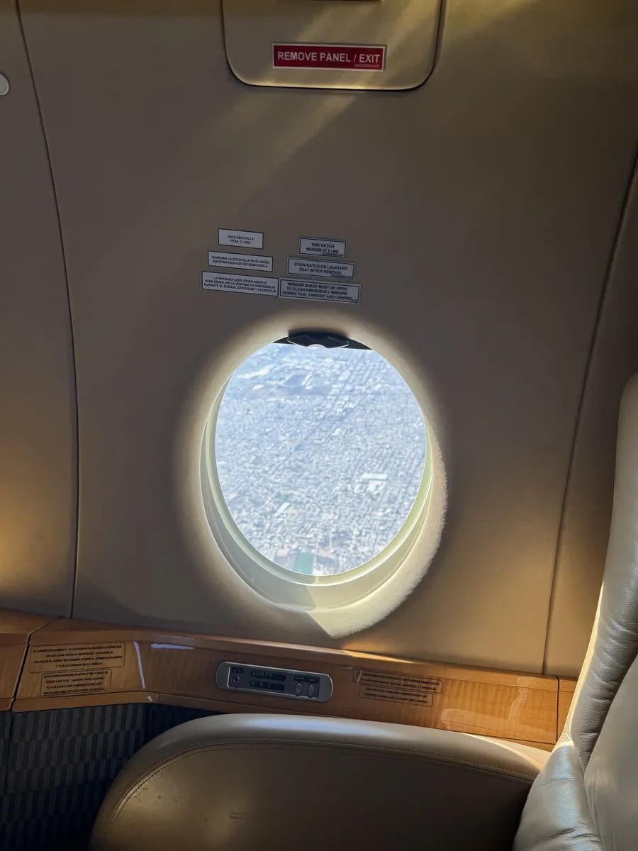 Vista desde la ventana de un jet privado en vuelo