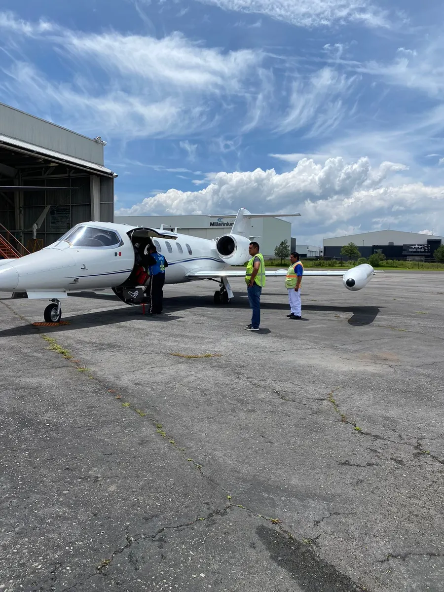 Equipo de tierra junto a un Learjet 35