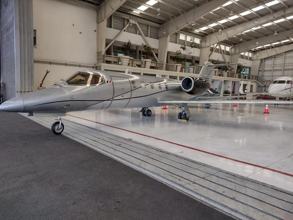 Learjet en el hangar de Toluca (MMTO)