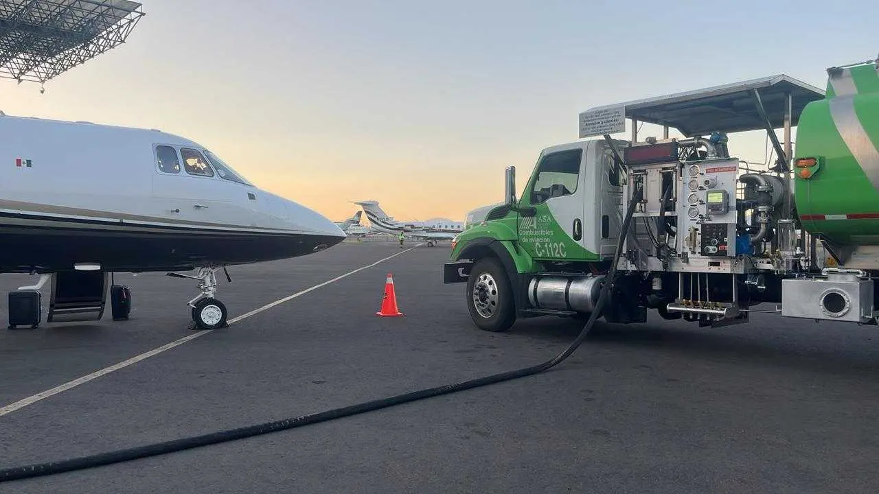 Recarga de combustible de un Hawker 800 supervisada en plataforma